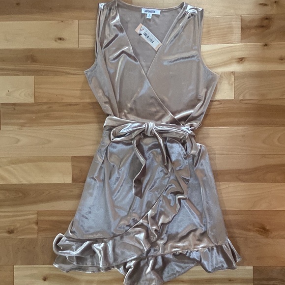 BB Dakota Wrap Velvet Dress NWT size S - Picture 5 of 8